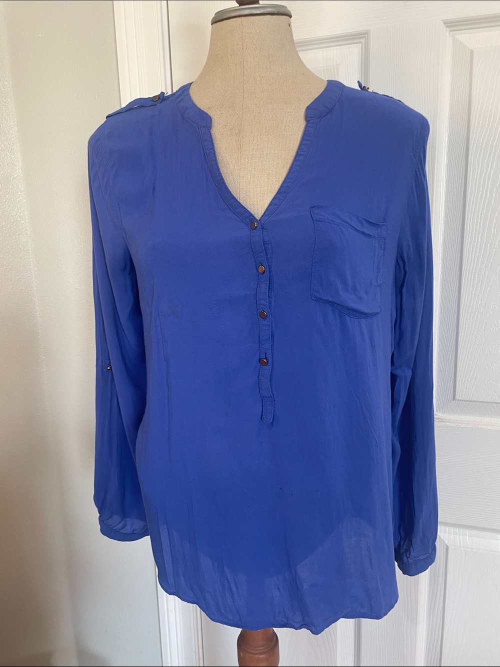 Love notes Top Split V-Neck Roll-Tab Sleeve Blouse blue 100% rayon womens size M